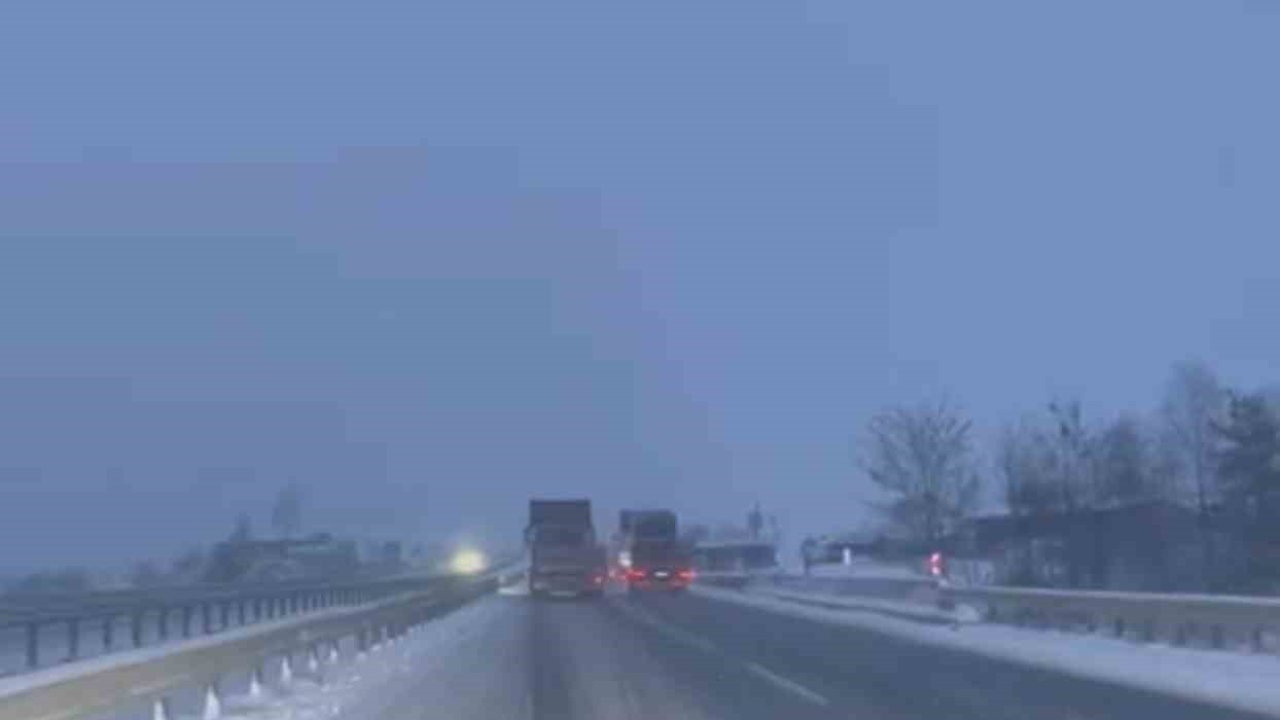 Karadeniz’i İstanbul’a bağlayan yolda kar yağışı etkili oluyor