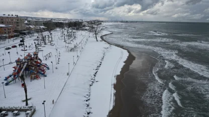 Karadeniz’in hırçın dalgaları karla buluştu, ortaya eşsiz fotoğraflar çıktı