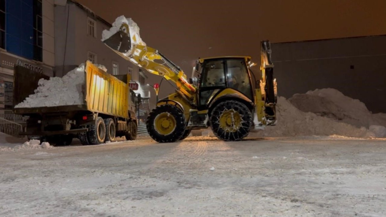 Karayazı’da karla mücadele: 81 köy yolu ulaşıma açıldı