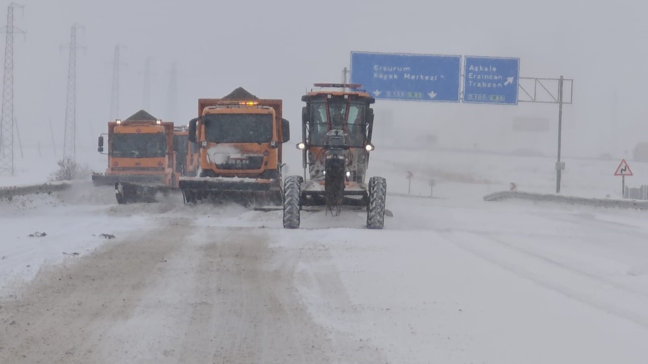 Karayolları ekipleri karla mücadele için seferber oldu