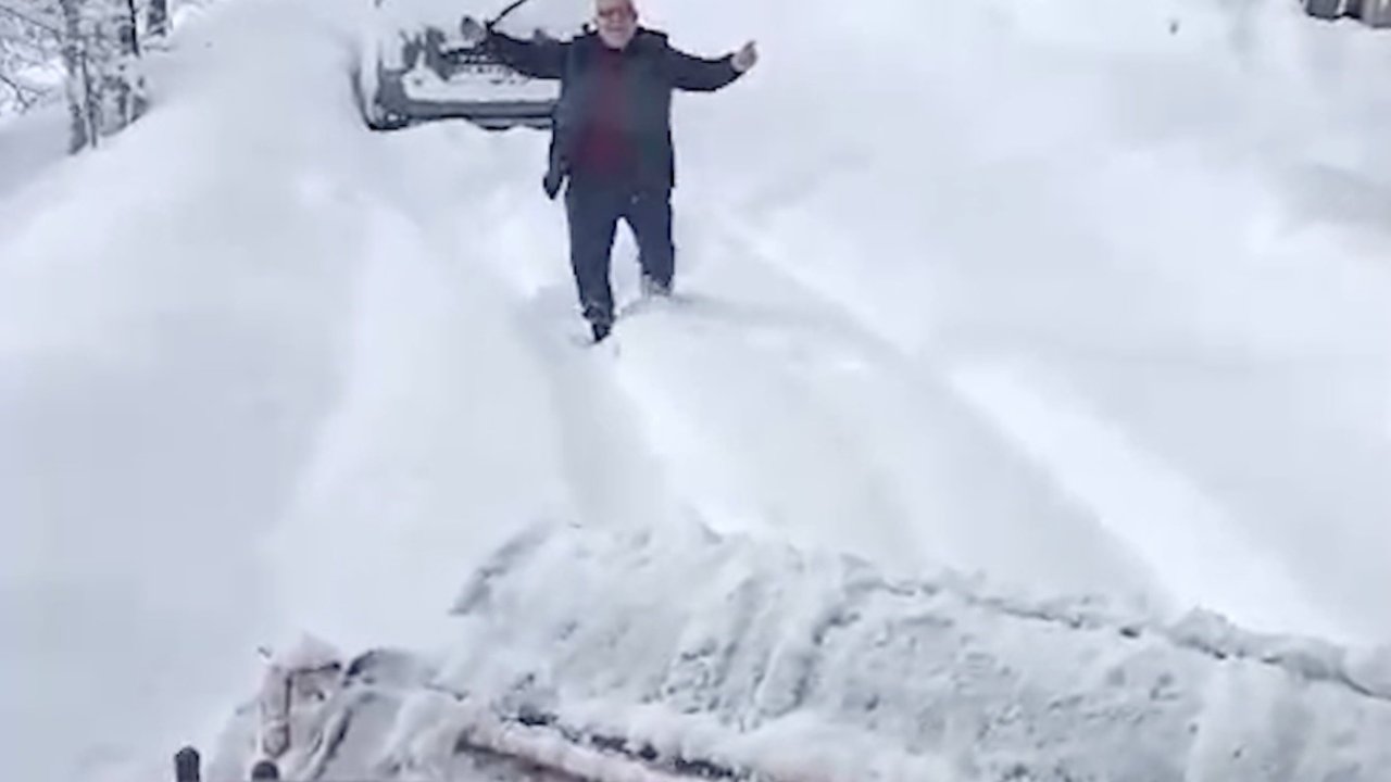 Kardan kapanan köy yolu açılınca oynadı