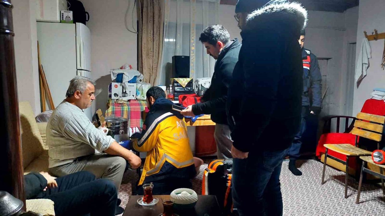 Kardan yolu kapanan köydeki yaralıya ulaşmak için zamanla yarıştılar