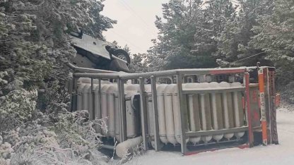 KARGAZ doğalgaz tırı devrildi: Sızıntı sebebiyle yol trafiğe kapatıldı