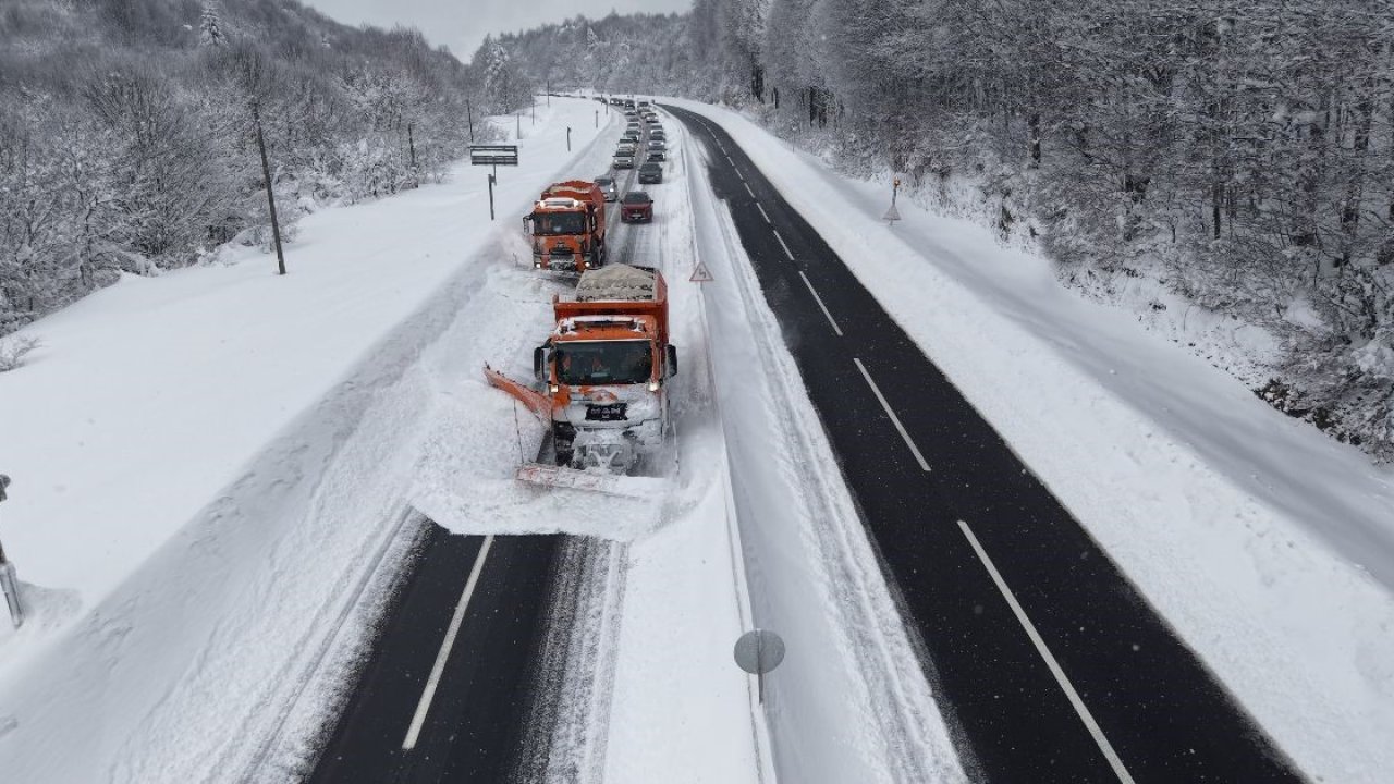 Karla kaplı Bolu Dağı’nda ‘Kar kaplanları’ böyle yolu açtı