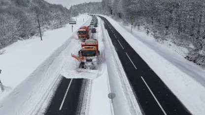 Karla kaplı Bolu Dağı’nda ‘Kar kaplanları’ böyle yolu açtı