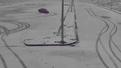 Karla kaplı sınav parkurunda drift yaptılar, kameraya yakalandılar