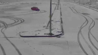 Karla kaplı sınav parkurunda drift yaptılar, kameraya yakalandılar