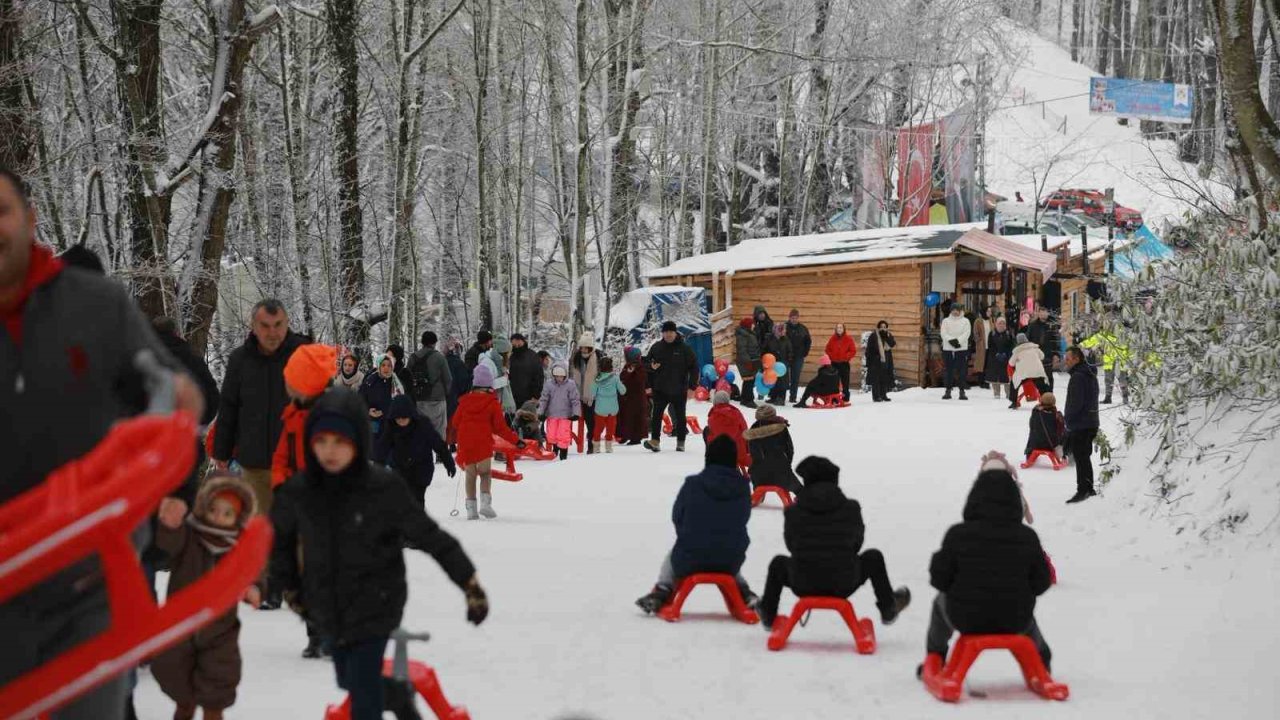 Karne hediyesi kar eğlencesi: Aktepe’de 7’den 70’e kızak şöleni