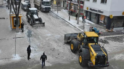 Kars Belediyesi’nden yoğun kar mesaisi: Caddeler temizleniyor