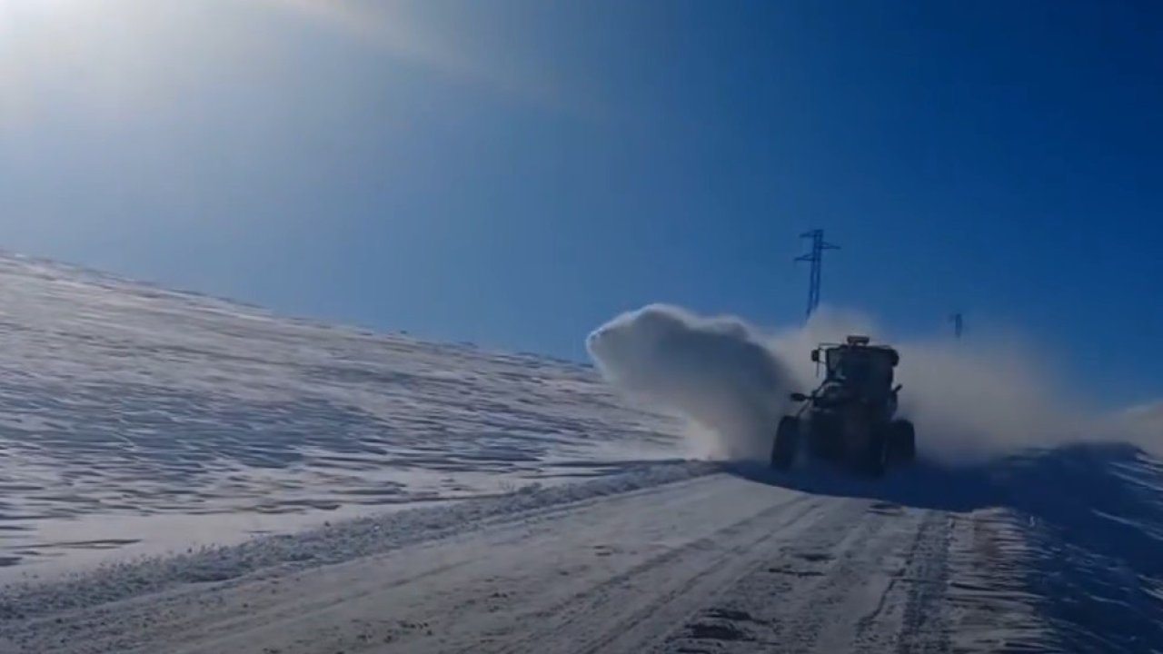 Kars Özel İdaresi bin saatlik çalışmayla kapalı köy yolu bırakmadı