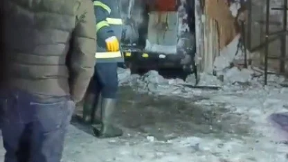 Kars’ta donmasın diye altında ateş yakılan araç alev topuna döndü