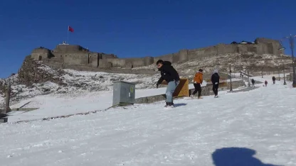 Kars’ta kızağını kapan kale yokuşuna koştu