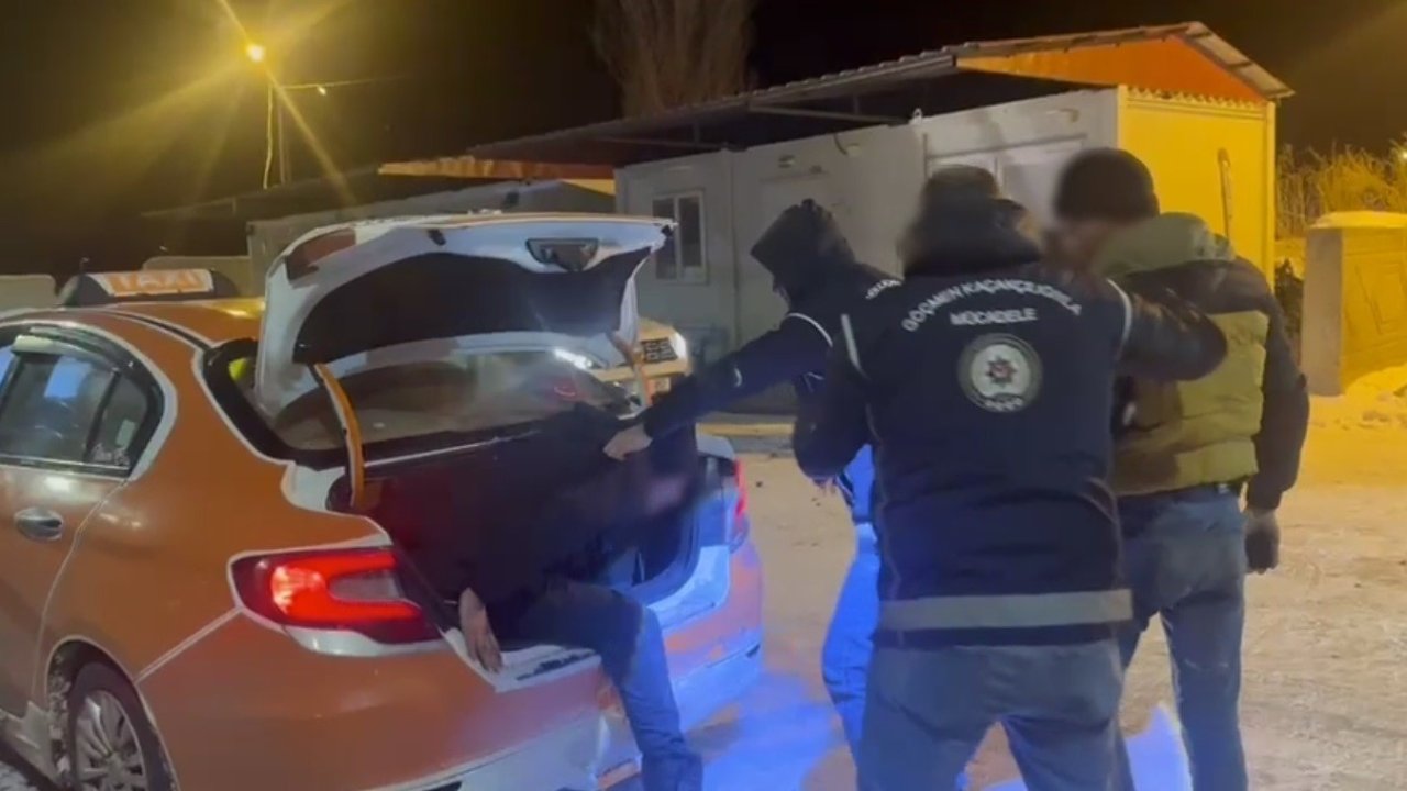Kars’ta taksi bagajından düzensiz göçmen çıktı