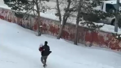 Kars’ta vefa dolu görüntü: Hasta annesini kucağında taşıdı