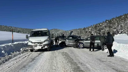 Kartalkaya yolunda 2 cip kafa kafaya çarpıştı