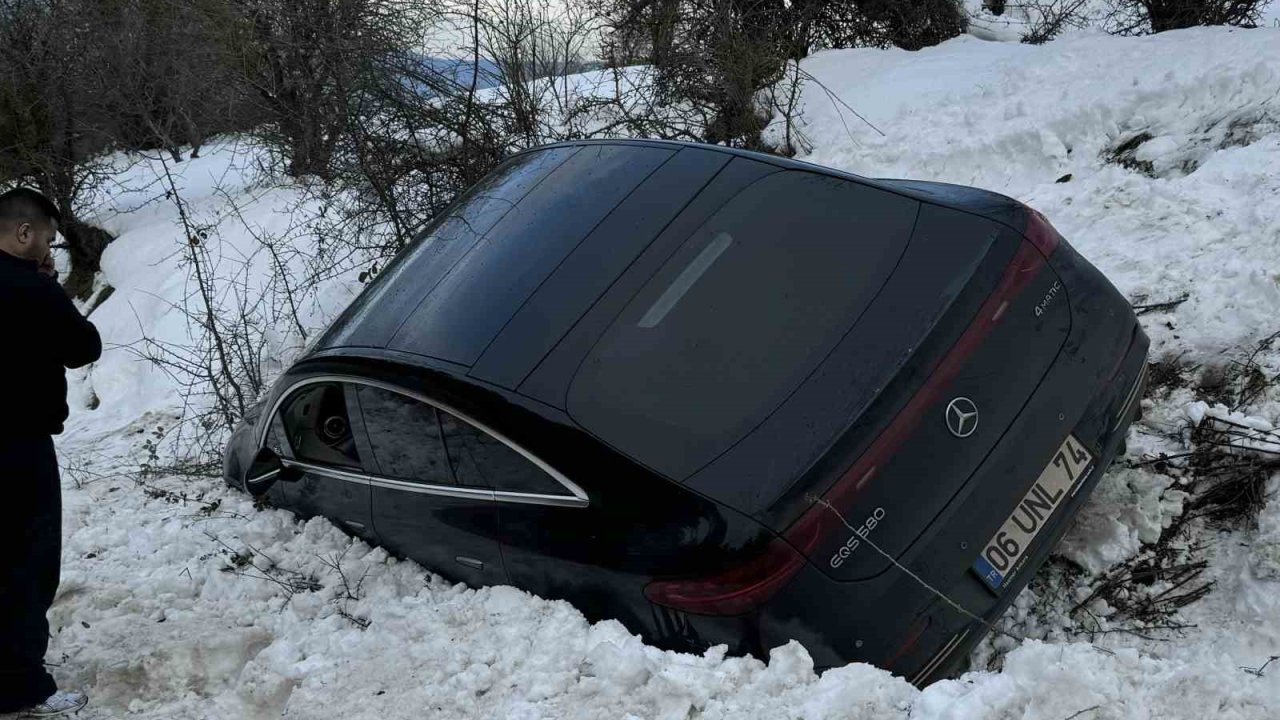 Kartalkaya yolunda lüks araç kara saplandı