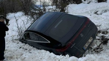 Kartalkaya yolunda lüks araç kara saplandı