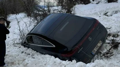Kartalkaya yolunda lüks araç kara saplandı