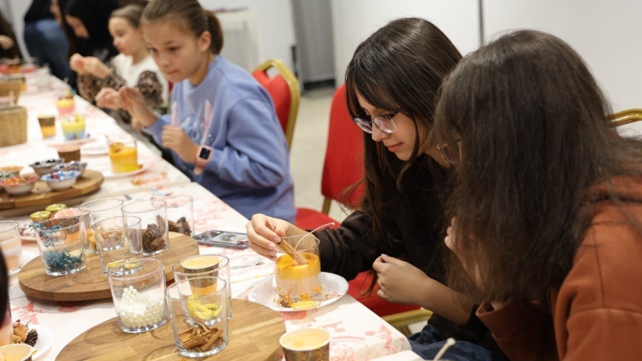Kartepe’de çocuklar mum yapım atölyesine katıldı