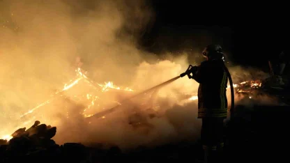 Kastamonu’da çıkan yangında 3 ev zarar gördü, 2 samanlık yandı