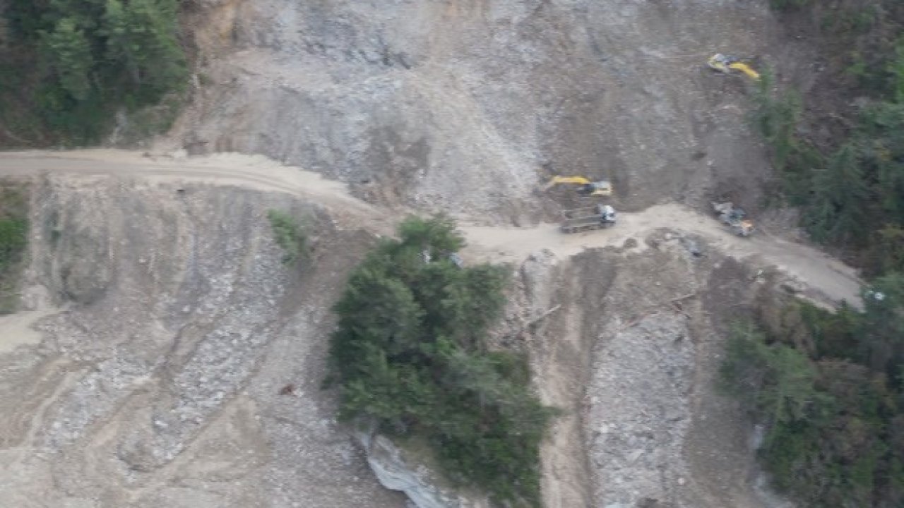 Kastamonu’da heyelan nedeniyle ulaşıma kapanan yolda çalışmalar sürüyor