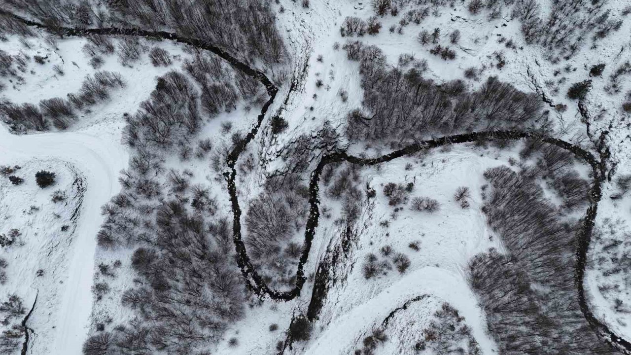 Kastamonu’da karla kaplanan dağlarda hayran bırakan manzaralar