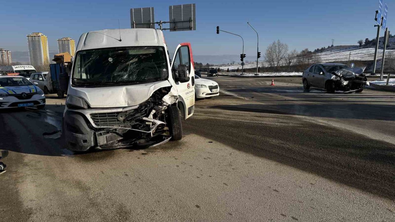 Kastamonu’da minibüs ile otomobil çarpıştı: 1 yaralı