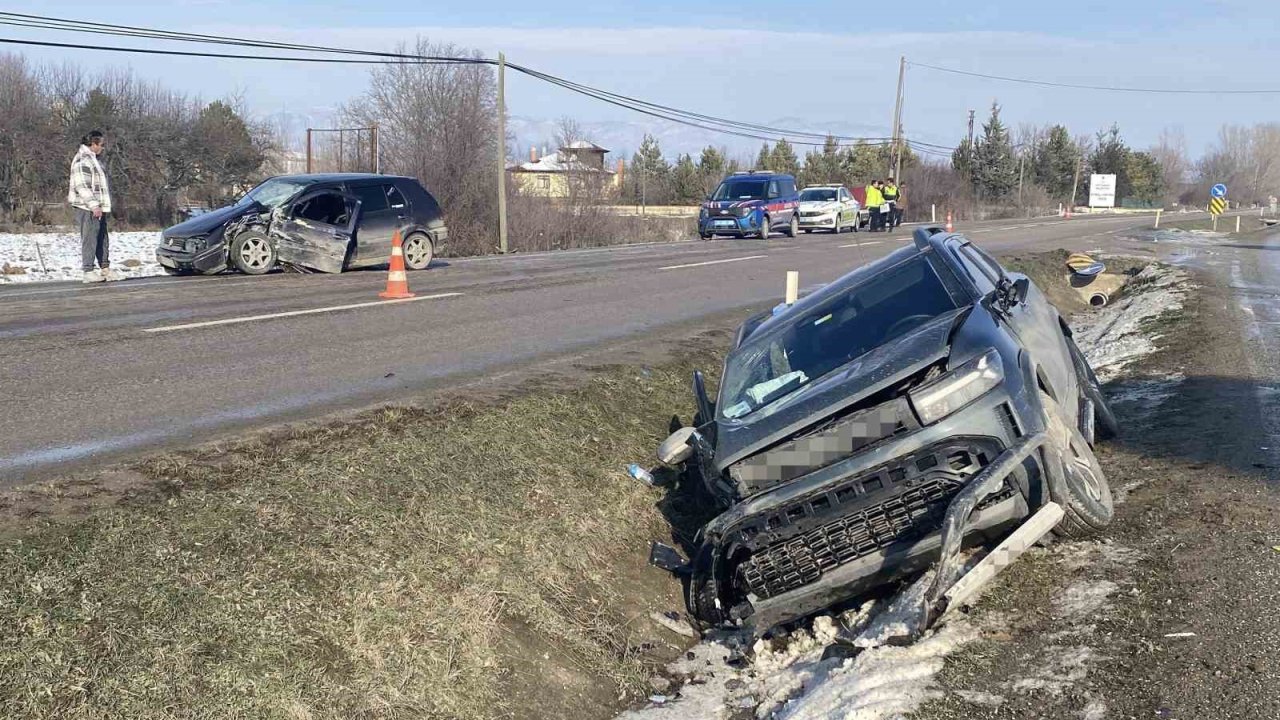 Kastamonu’da otomobil ile cip çarpıştı: 3 yaralı