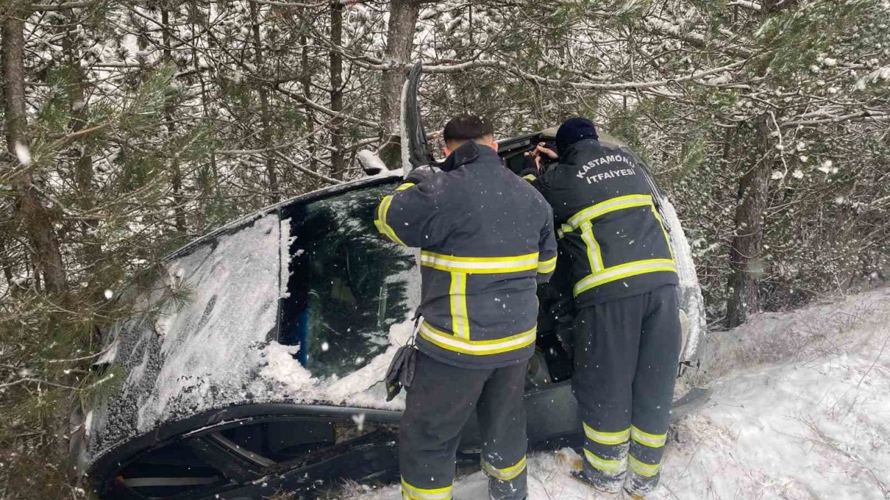 Kastamonu’da otomobil şarampole yuvarlandı: 2 yaralı