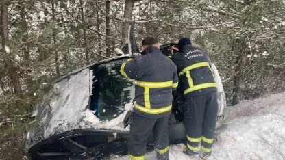 Kastamonu’da otomobil şarampole yuvarlandı: 2 yaralı