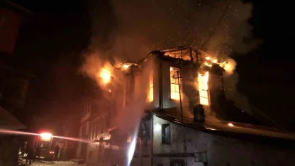 Kastamonu’da üç katlı tarihi konak yangında küle döndü