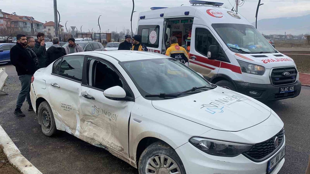 Kavşakta 2 otomobil çarpıştı: 1 yaralı