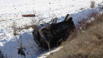 Kaza yapan Fiat Tofaş marka otomobil şarampole yuvarlandı: 1’i ağır 4 yaralı