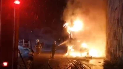 Kereste yüklü kamyon alev alev yandı