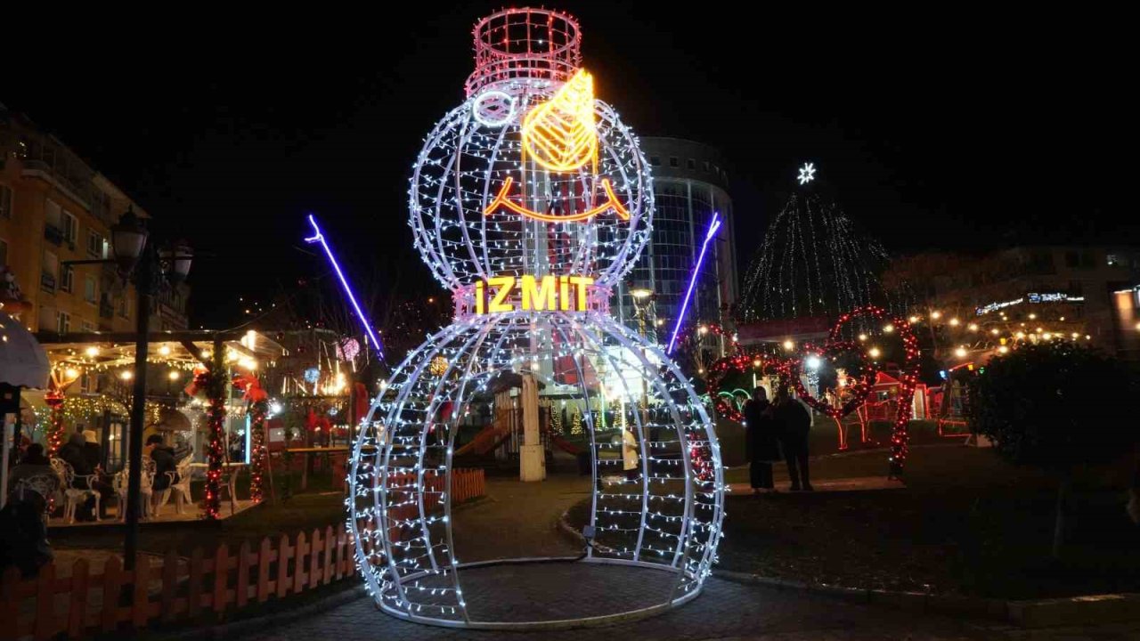 Kocaeli 2026’ya coşkuyla girdi: Sokaklar ışıltı ve neşeyle doldu