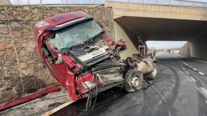 Kocaeli’de istinat duvarına çarpan tırın sürücüsü ağır yaralandı