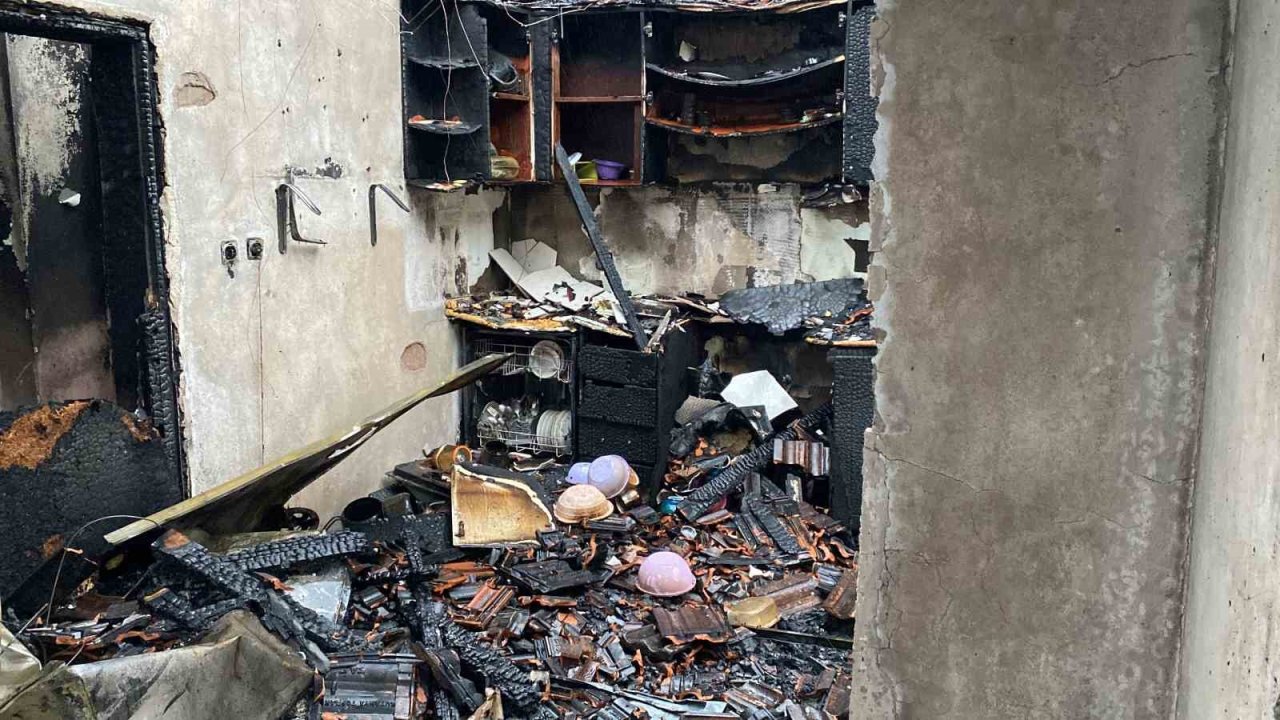 Kocaeli’yi fırtına vurdu: Evlerin çatıları uçtu, vatandaş tenteyle birlikte savruldu