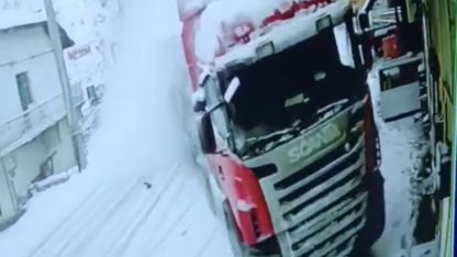 Kontrolden çıkan tır eve çarptı: Kaza anı kamerada