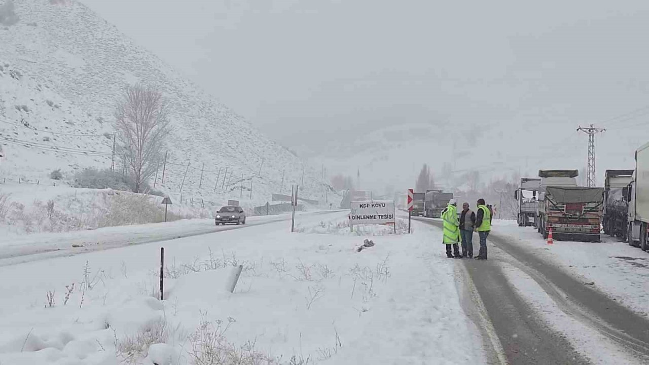 Kop Geçidi’nde çığ: Bitmeyen Kop Tüneli kış çilesini yine hatırlattı