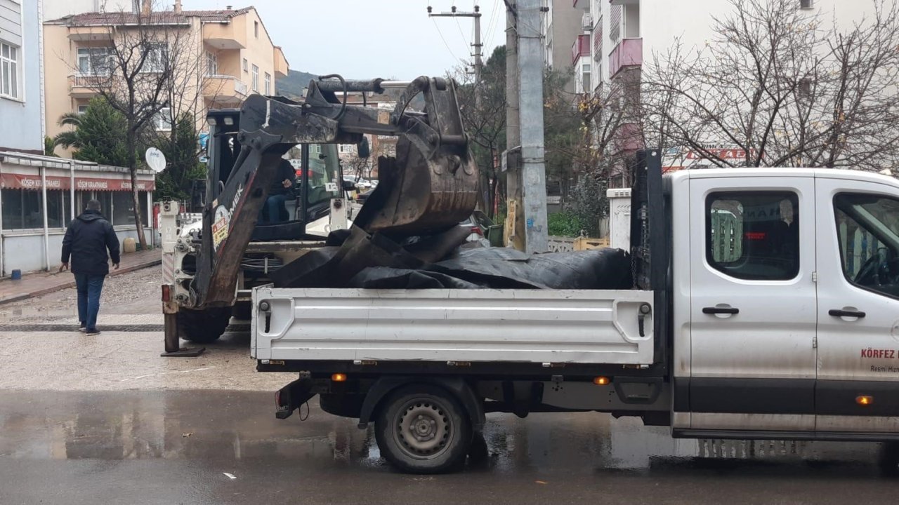 Körfez’de şiddetli fırtınada çatılar uçtu, araçlar hasar gördü