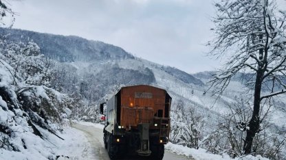 Köy yollarında tuzlama çalışmaları sürüyor