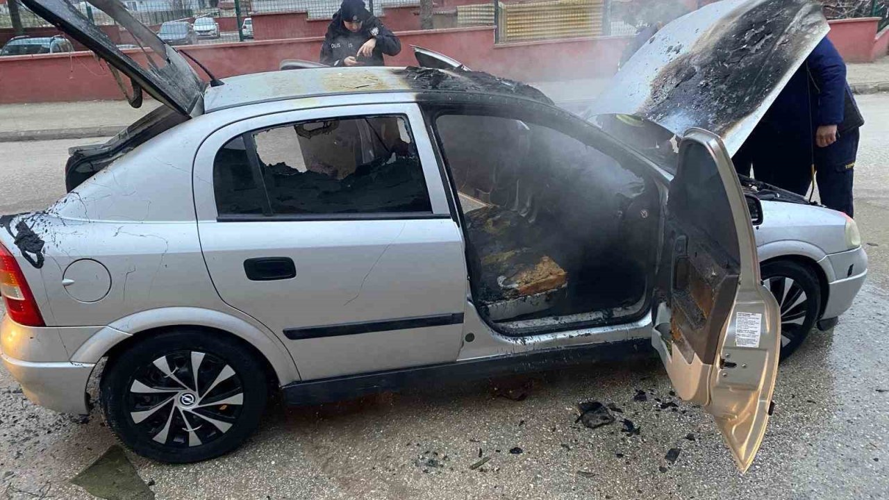 Merzifon’da yanan otomobil kullanılmaz hale geldi