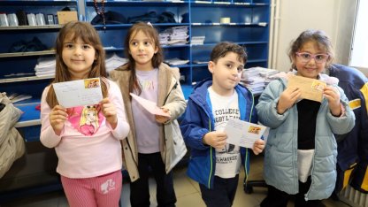 Minik ellerden büyük mutluluk: Anaokulu öğrencileri ilk mektuplarını PTT’ye teslim etti