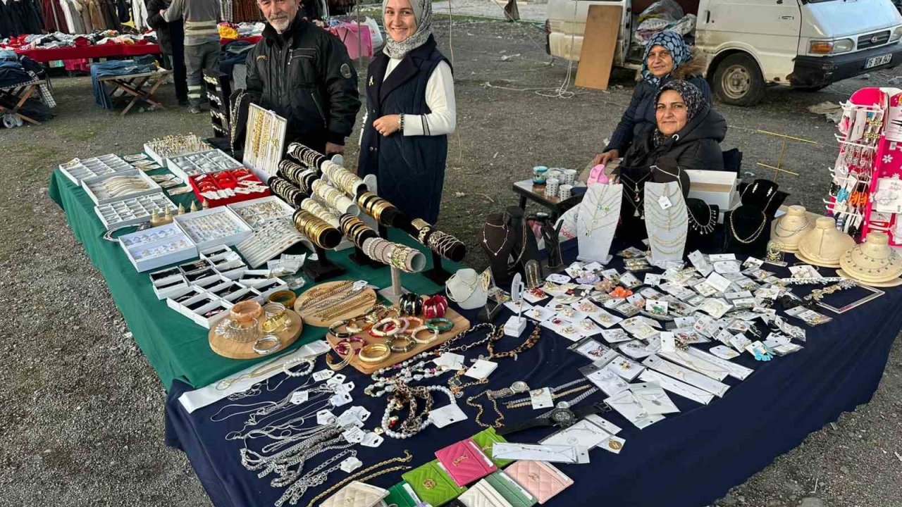 Mollabey’de ucuzluk pazarı yoğun ilgi görüyor