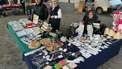 Mollabey’de ucuzluk pazarı yoğun ilgi görüyor