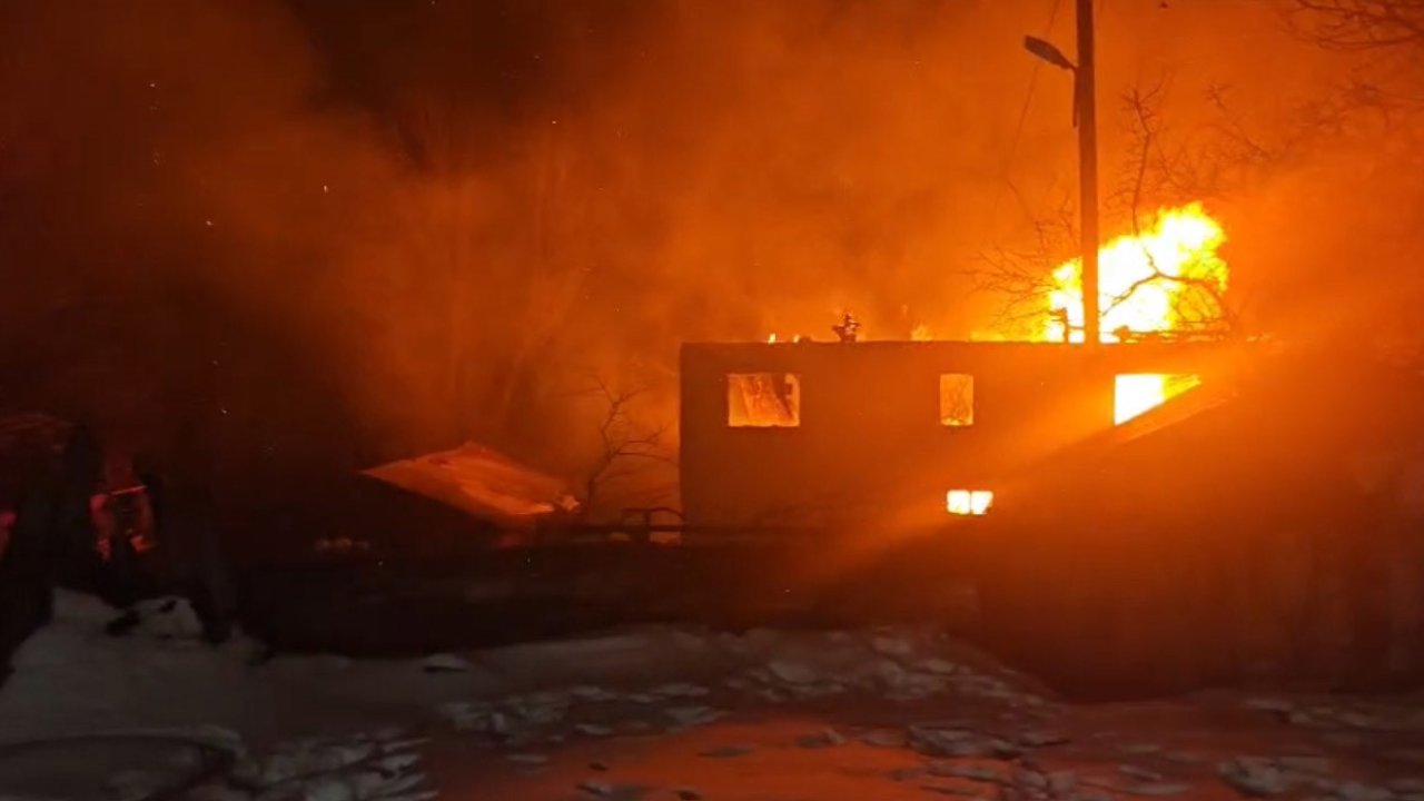 Muhtara ait iki katlı ev alevlere teslim oldu