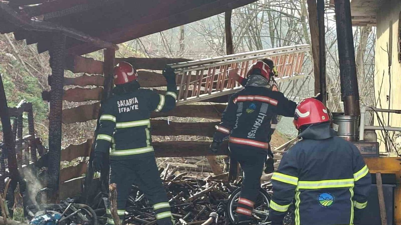Muhtemel faciayı itfaiye önledi: Odunluktaki yangın eve sıçramadan söndürüldü