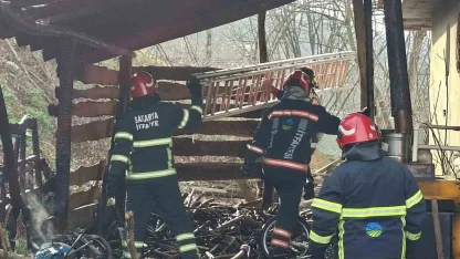 Muhtemel faciayı itfaiye önledi: Odunluktaki yangın eve sıçramadan söndürüldü