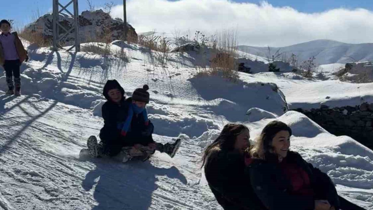 Öğretmen ve öğrencilerden kızak keyfi