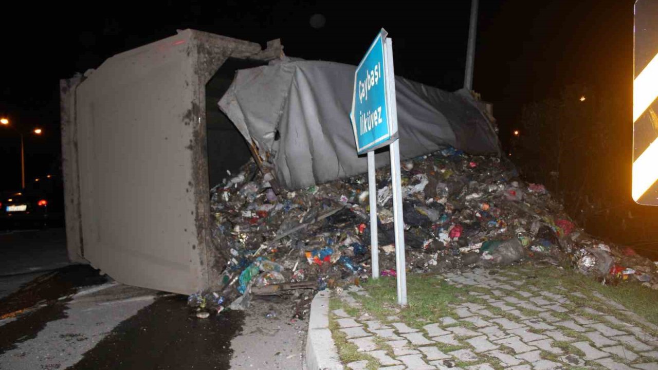 Ordu’da çöp kamyonu devrildi: Sürücü yaralandı